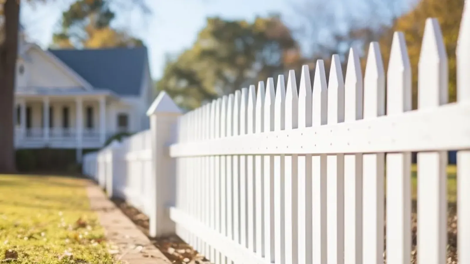 White vinyl privacy fence on a tight Remerton, Georgia city lot surrounded by Valdosta